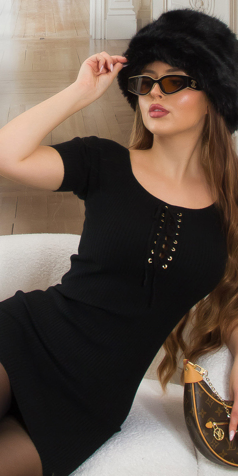 Figurbetonter Koucla Rippstrick-Longpullover als Minikleid mit verführerischer Brustschnürung und betont weiblicher Silhouette für einen aufregenden, sexy Look