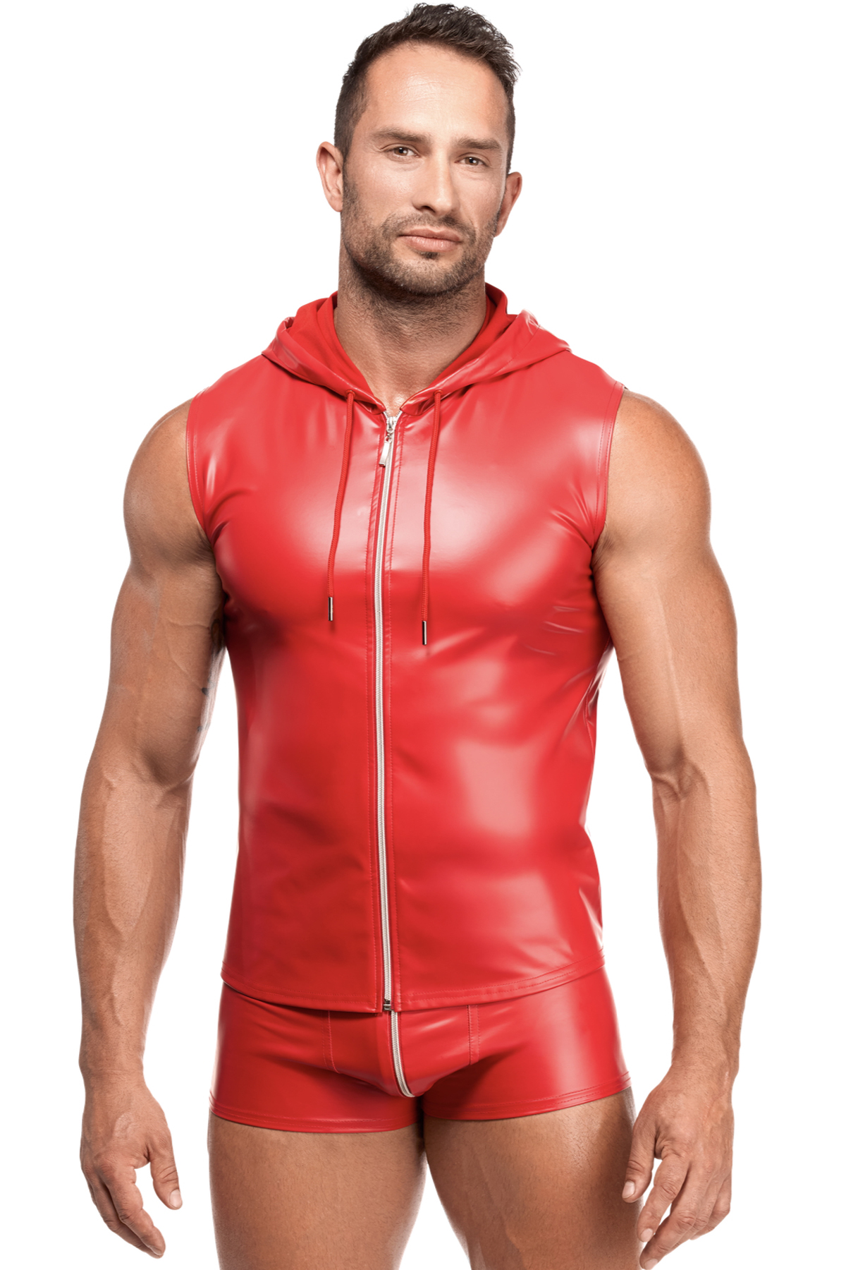 Herren Kapuzen Weste H096 - Herren Kapuzen Weste H096 aus rotem Powerwetlook mit silbernem Frontreißverschluss, glatter glänzender Oberfläche, ärmellosem Schnitt und sportlicher Kapuze mit Stoffbändern von Noir Handmade Men