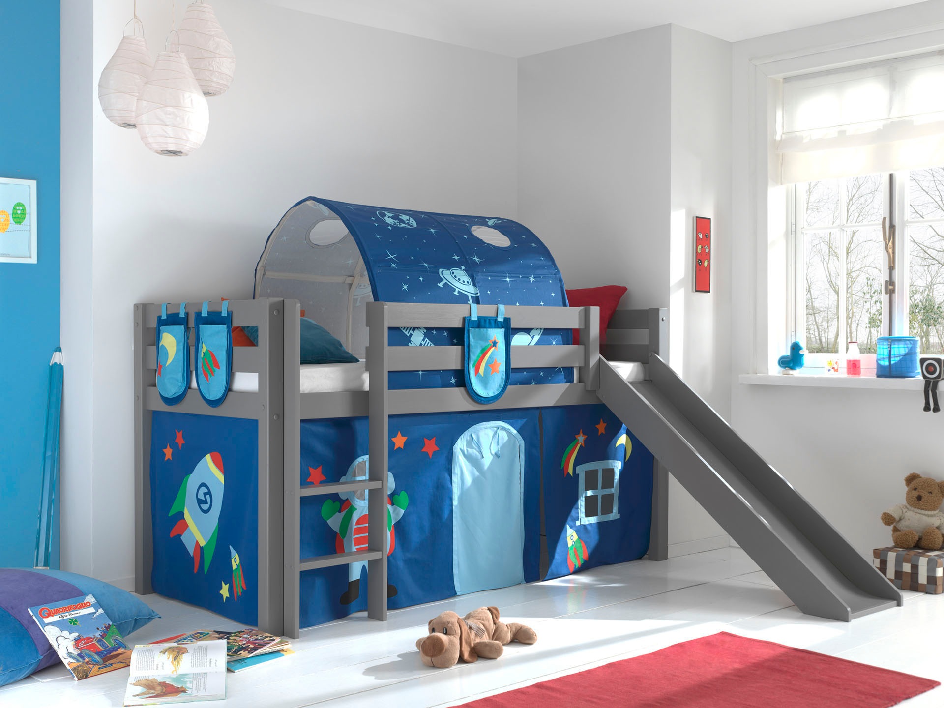 Vipack Hochbett 'Pino, Spielbett massiv Kiefer, stabil gebaut, 3 Korpusfarben zur Wahl' inkl. Rolllattenrost, Leiter und Absturzschutz, mit oder ohne Rutsche, Textil-Set 'Astronaut', inkl. Vorhang, mit oder ohne Tunnel