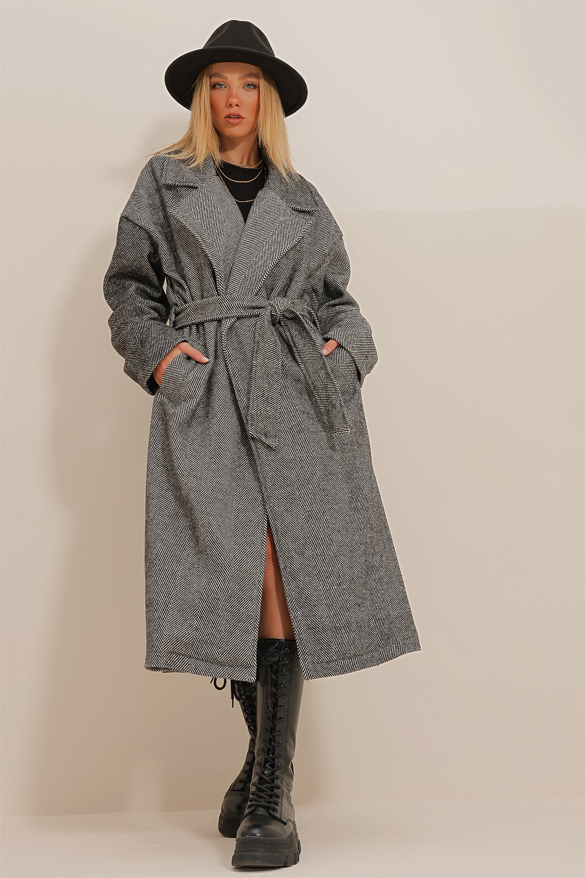 Trend Alaçatı Stili Schwarzer Zweireihiger Mantel Mit Gürtel In Der Taille Und Fischgrätmuster Auf Der Rückseite für Damen - S