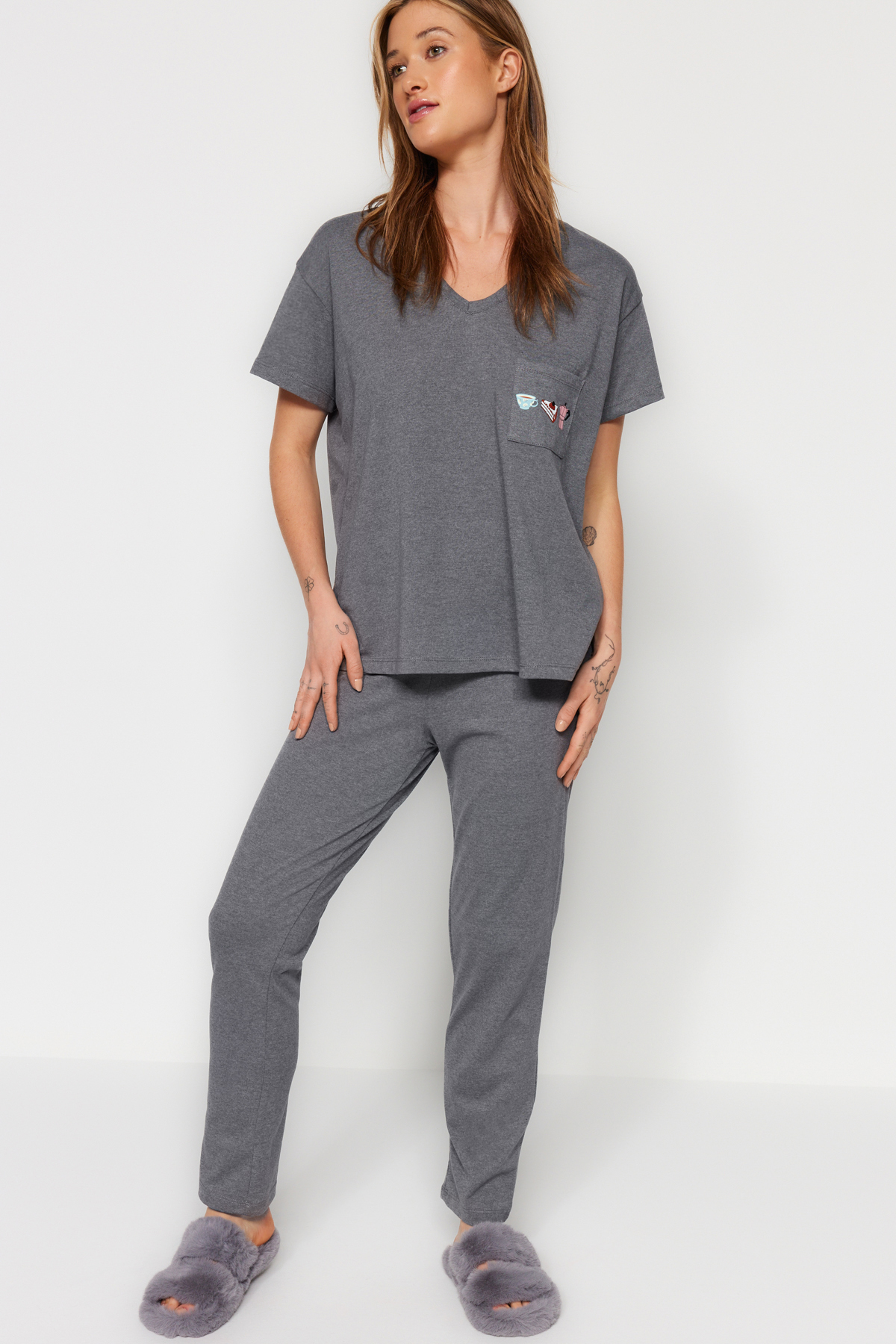 Trendyol Collection Graues, 100 % Baumwolle, Taschenbedrucktes, Weites T-shirt-hosen-strickpyjama-set für Damen - XS