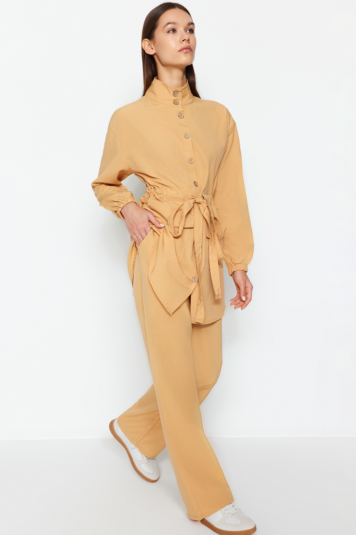Trendyol Modest Dunkelbeiger, Gewebter Anzug Aus Hemd Und Hose Mit Stehkragen Und Gürtel für Damen - 38