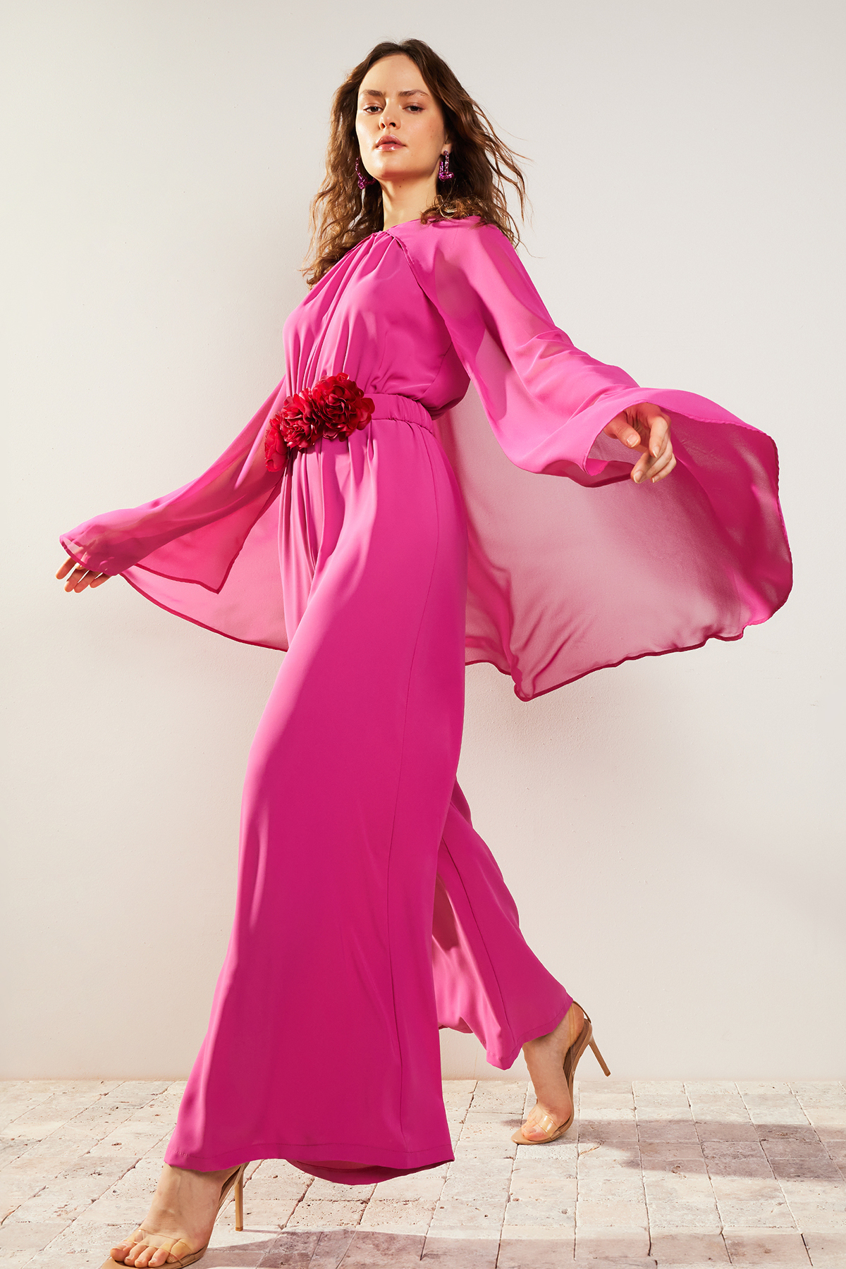 Trendyol Modest Abendkleid-overall Aus Chiffon Mit Cape Und Satin In Fuchsia Mit Blumengürtel für Damen - 40