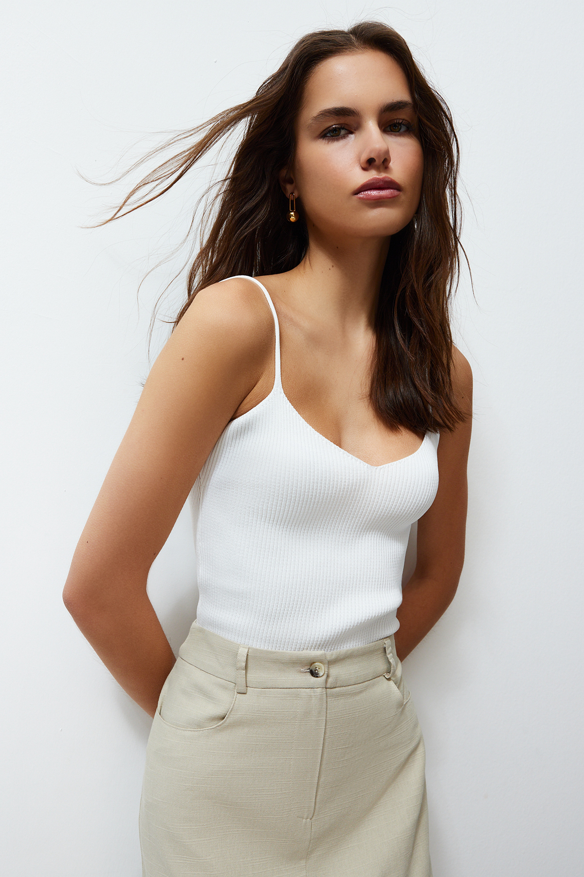 Trendyol Collection Ecru V-ausschnitt Basic Trikot Bluse für Damen - M