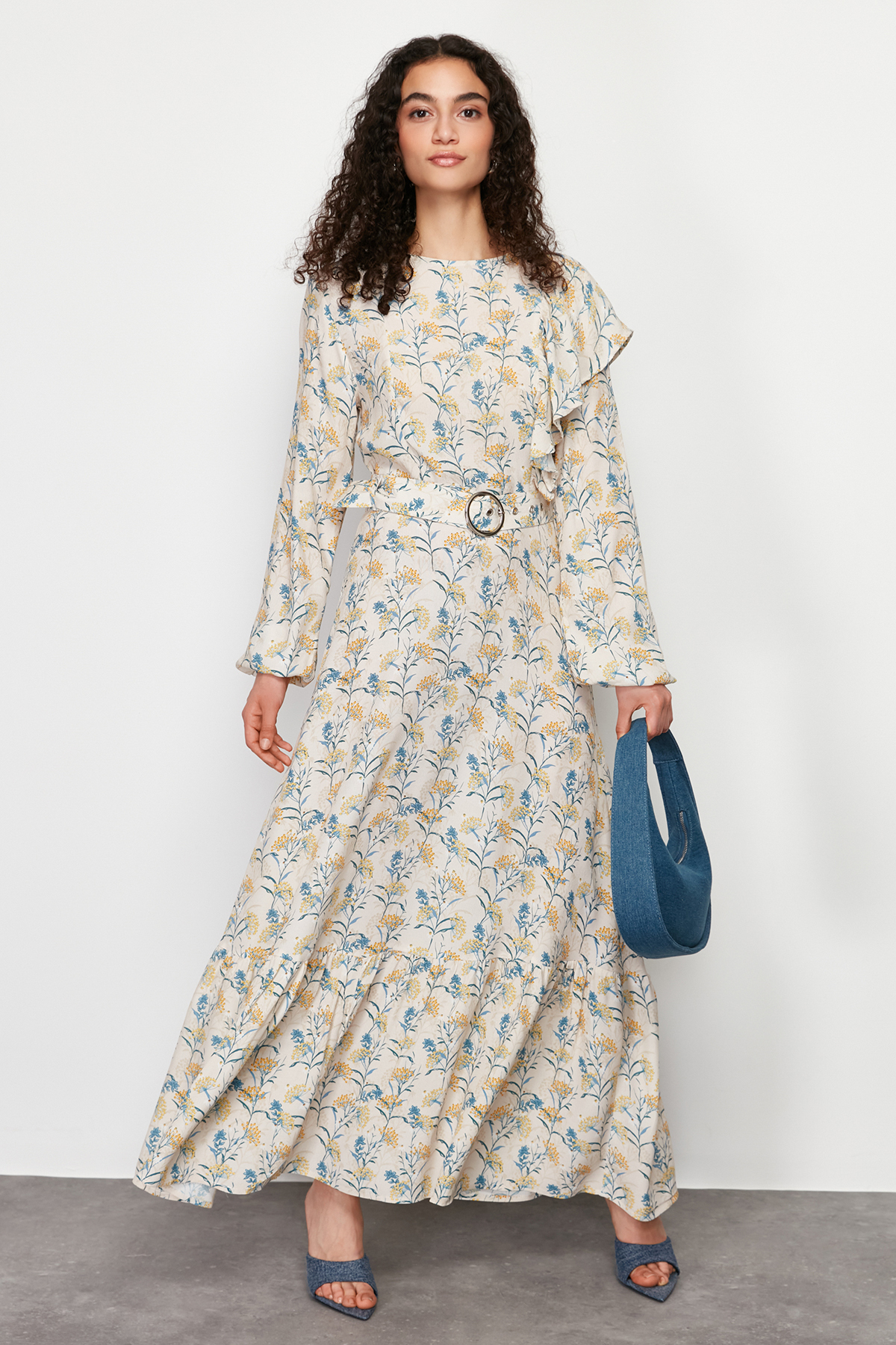 Trendyol Modest Mit Juwelen Besetztes, Mit Blumen Gefüttertes, Rüschen-detailliertes, Gewebtes Kleid Mit Gürtel für Damen - 34
