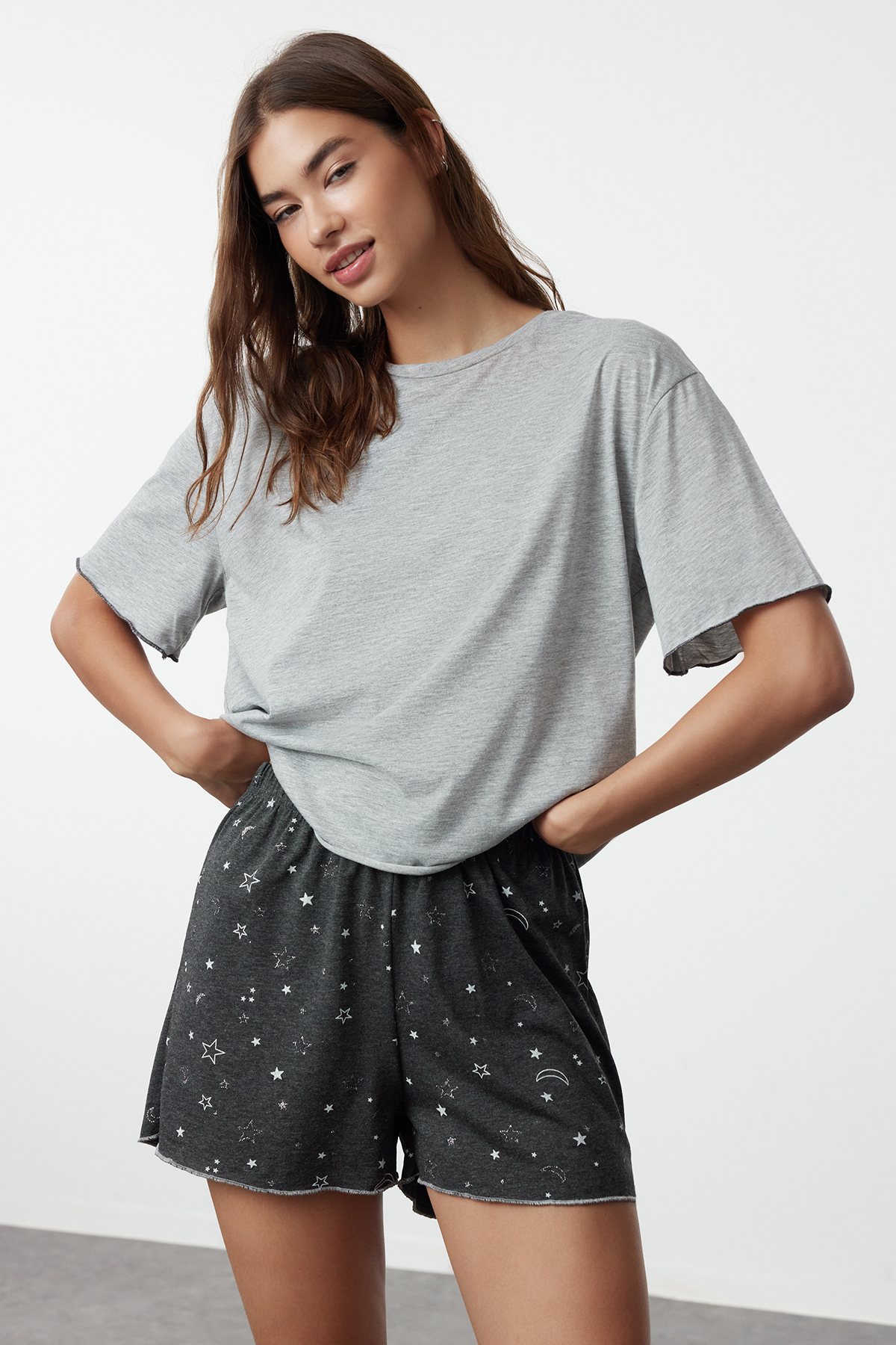 Trendyol Collection Grau Meliertes, Gemustertes Baby-overlock-pyjama-set Mit Detaillierten Shorts für Damen - M