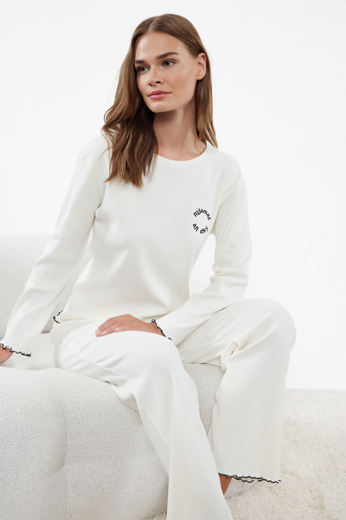 Trendyol Collection Ecrufarbenes Baby-pyjama-set Aus Baumwolle Mit Aufgesticktem Slogan, Gerippt Und Overlock-details für Damen - M