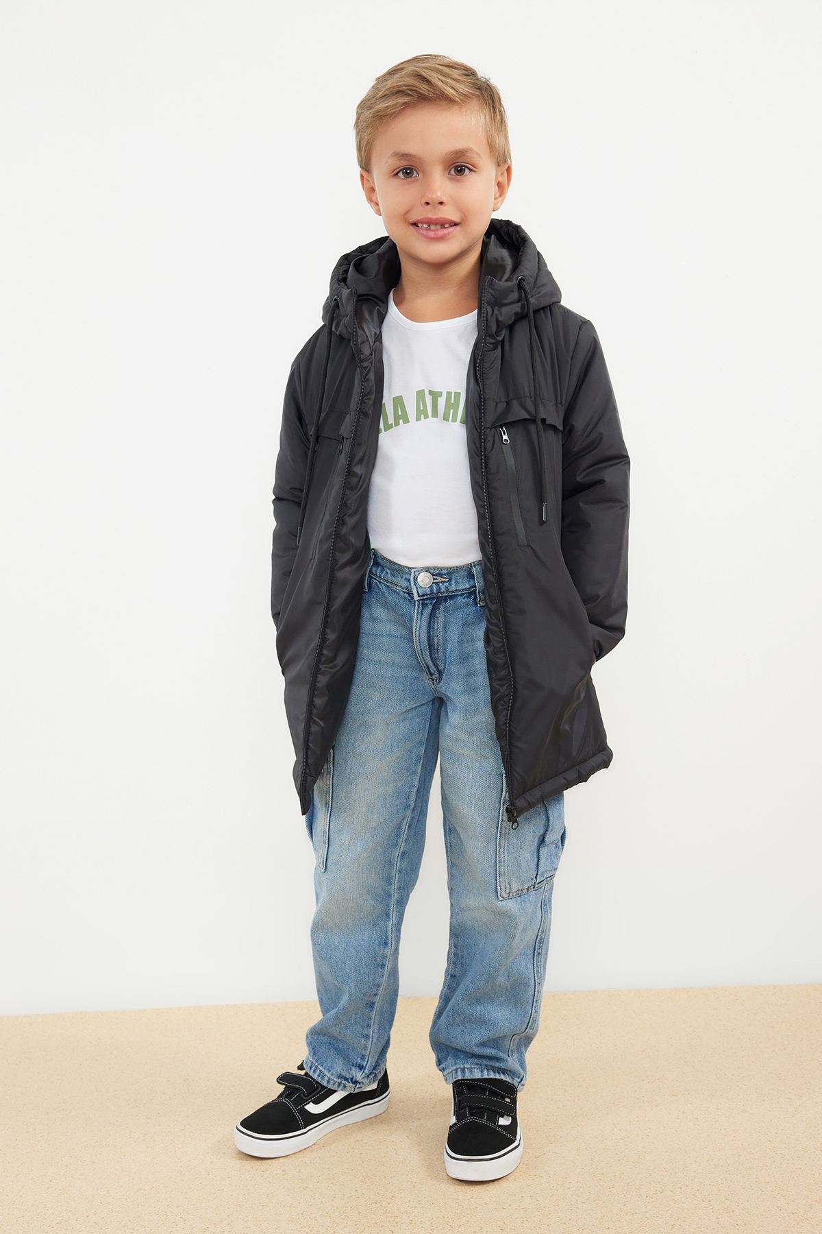 TRENDYOLKIDS Schwarzer Normaler Mantel Mit Kapuze Und Taschen Für Jungen für Herren - 6–7 Jahre