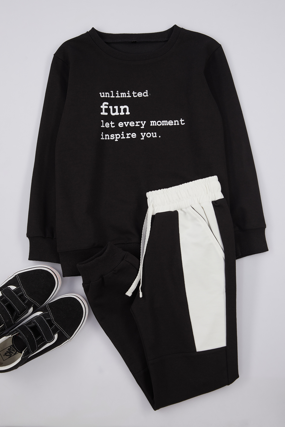 TRENDYOLKIDS Schwarzer Jungen-slogan-strick-unter-ober-anzug für Herren - 7–8 Jahre