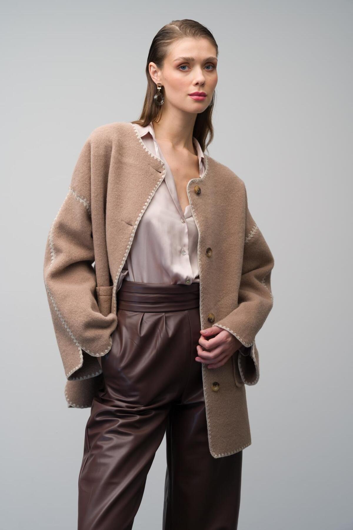 Olcay Mink – Lockere Mäntel Mit Stickerei-detail, Taschentasche Und Ungefüttertem Mantel für Damen - S