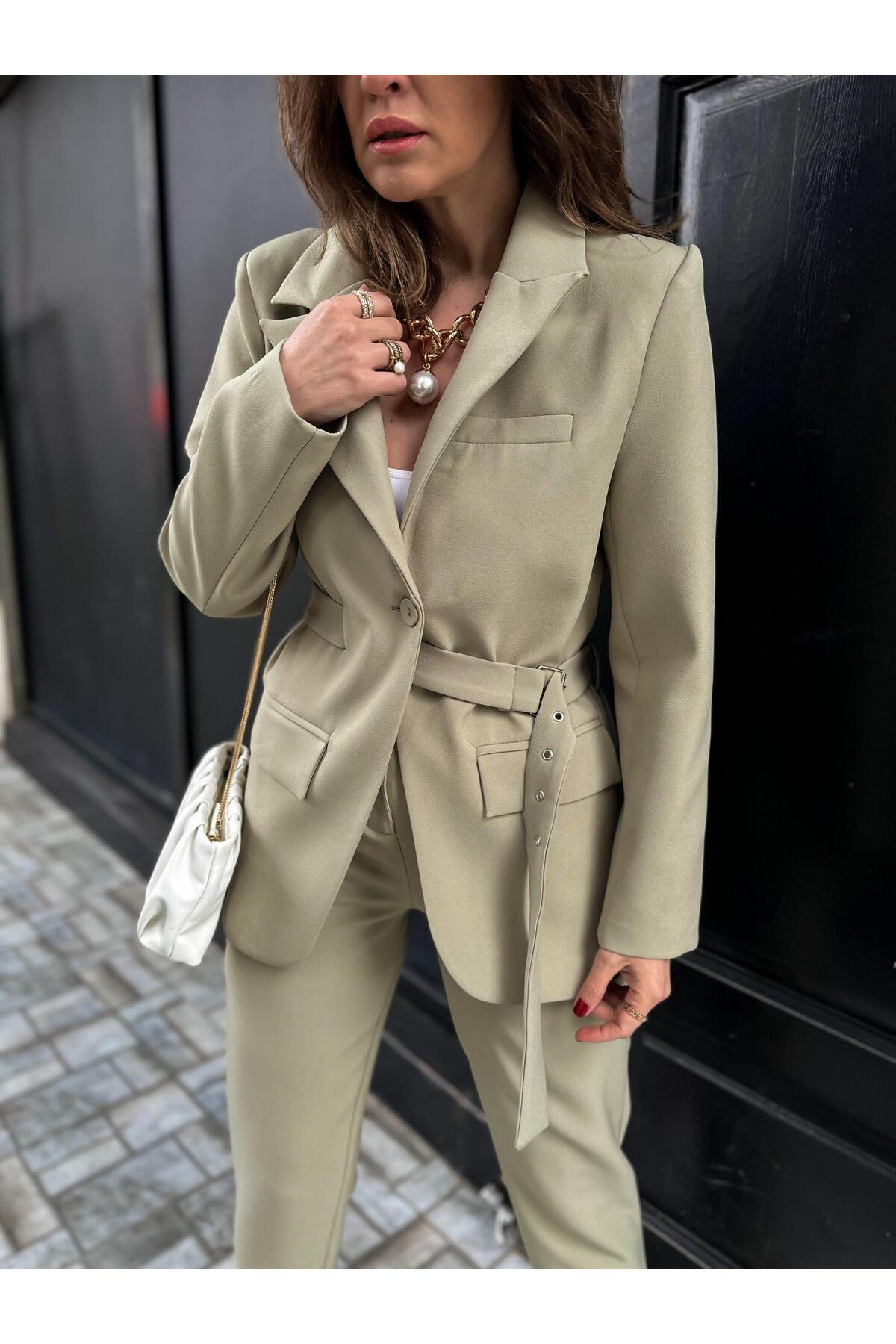 My Blog Hellkhakifarbenes Jacken-hosen-set Mit Gürtel-9367-50714 für Damen - XL