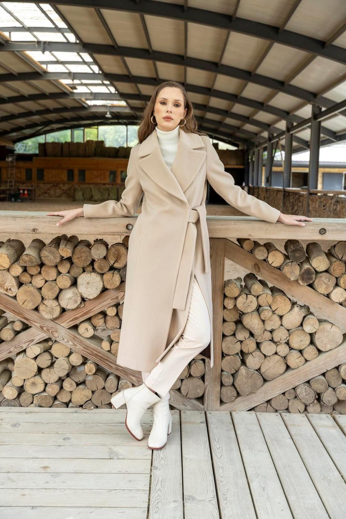 Olcay Zweireihiger Mittellanger Mantel Mit Taillengürtel Und Schlitz Vorne, Beige für Damen - 44