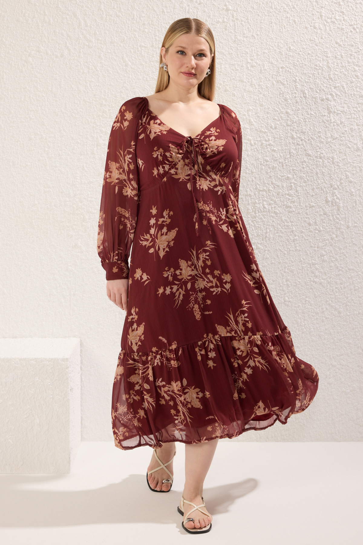 Trendyol Curve Burgunderfarbenes Chiffon-kleid Mit Blumenmuster, Langen Ärmeln, Guipes, Gewebtes Midi-kleid In Übergröße für Damen - 52