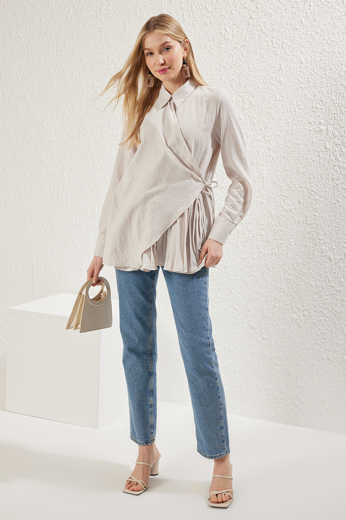 Trendyol Modest Stein-hemd, Zweireihig, Mit Krawatte Und Falten, Detailliertes Gewebtes Hemd für Damen - 38