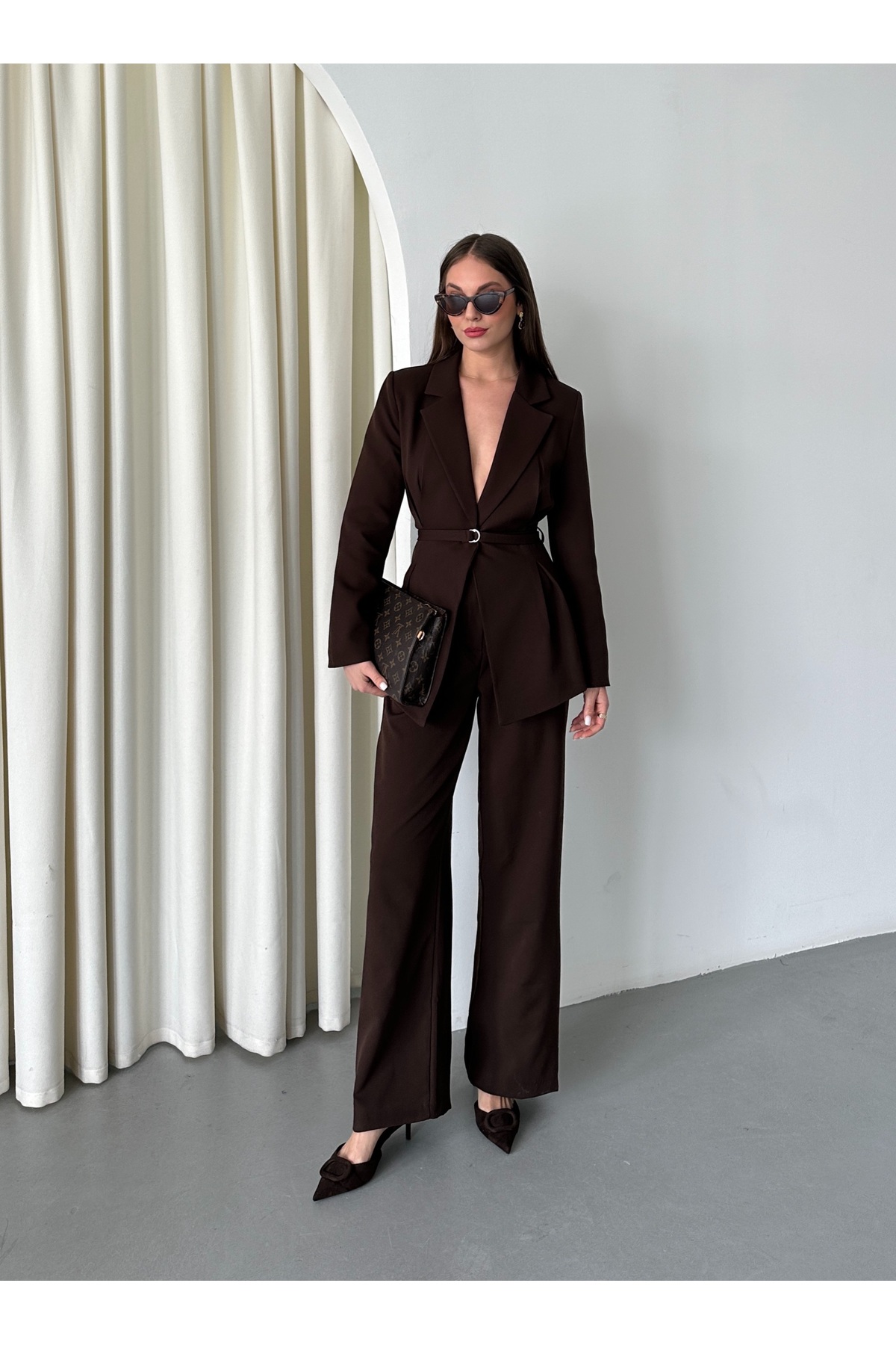 Laluvia Braunes, Schmal Geschnittenes Jacken-hosen-set Mit Gürtel – 0364 – 0365 für Damen - M