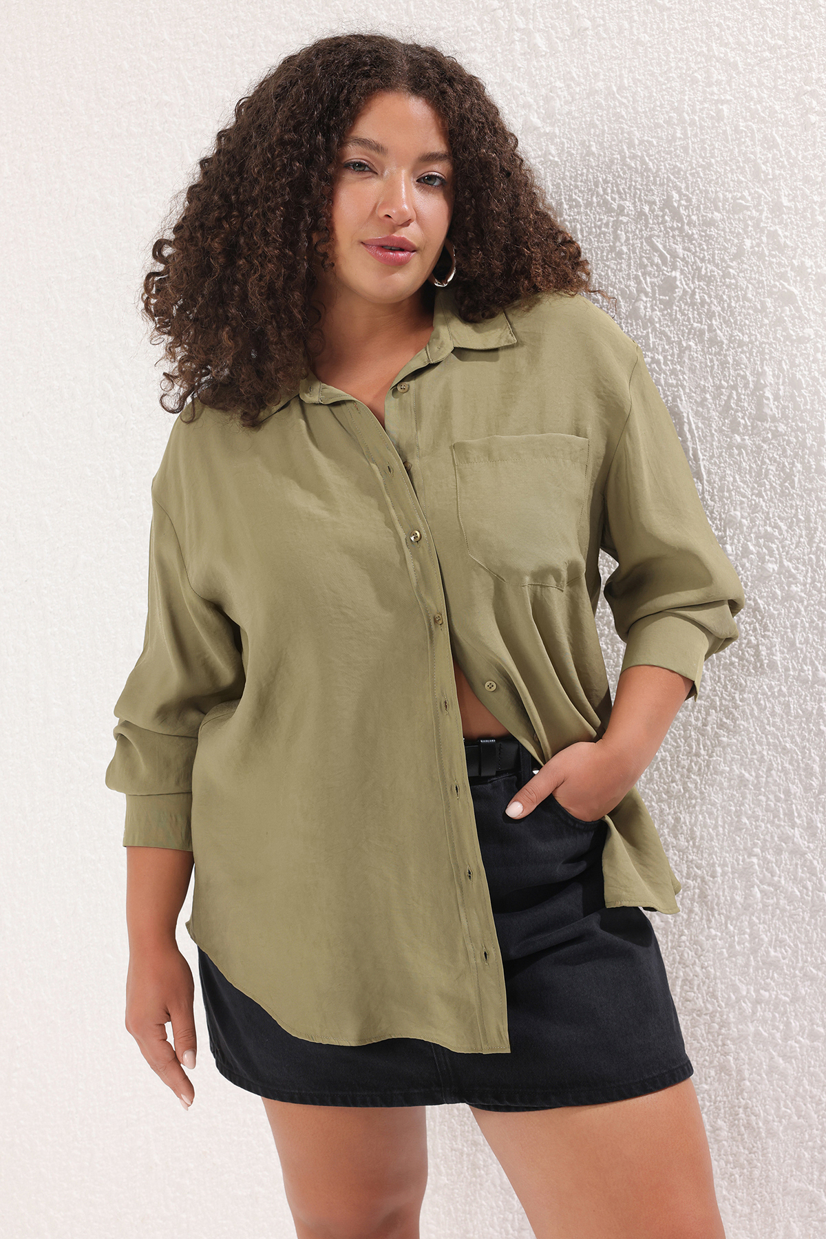 Trendyol Curve Khakifarbenes Modal-hemd Mit Weicher Textur, Gewebt, Großes Hemd für Damen - 54