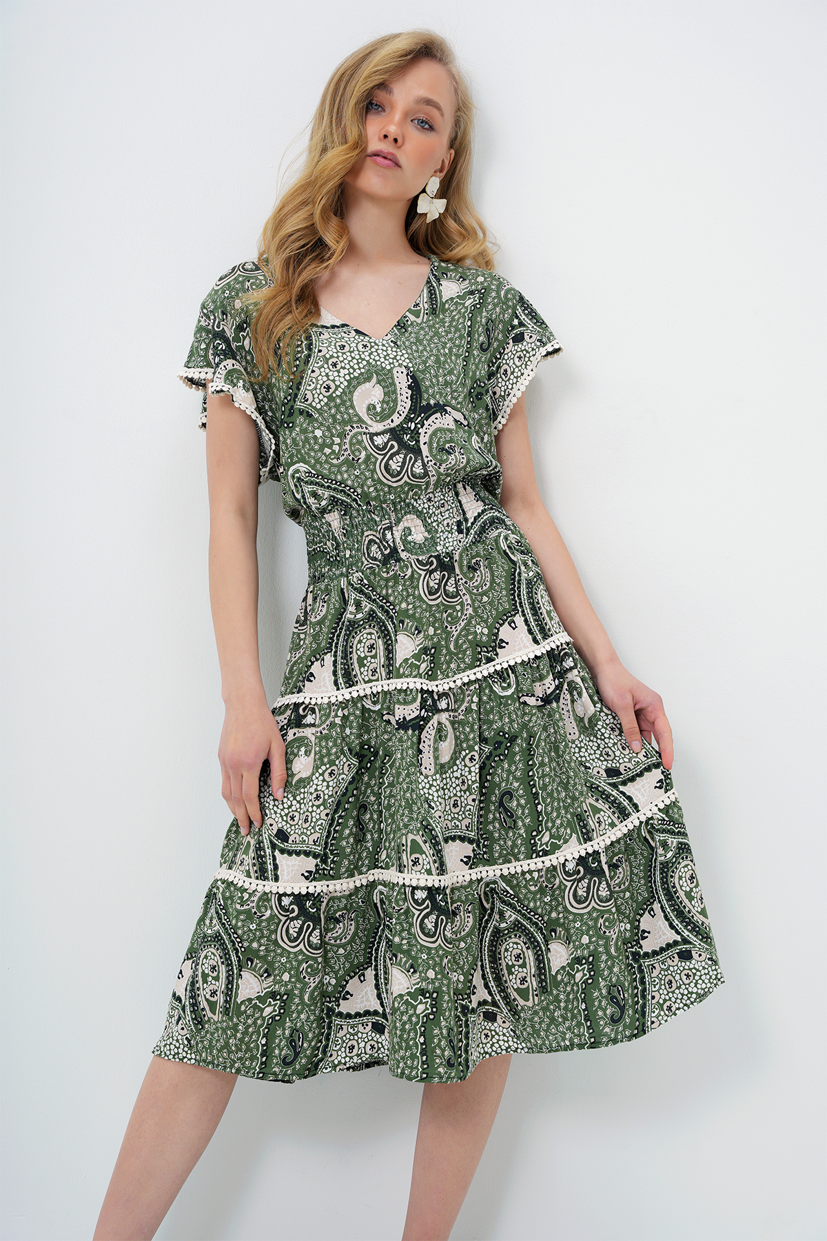 Trend Alaçatı Stili Ecru-grünes Kleid Mit V-ausschnitt Und Ethnischem Muster, Gewellter Taille Und Gewebtem Kleid Mit Muscheldetails für Damen - 42