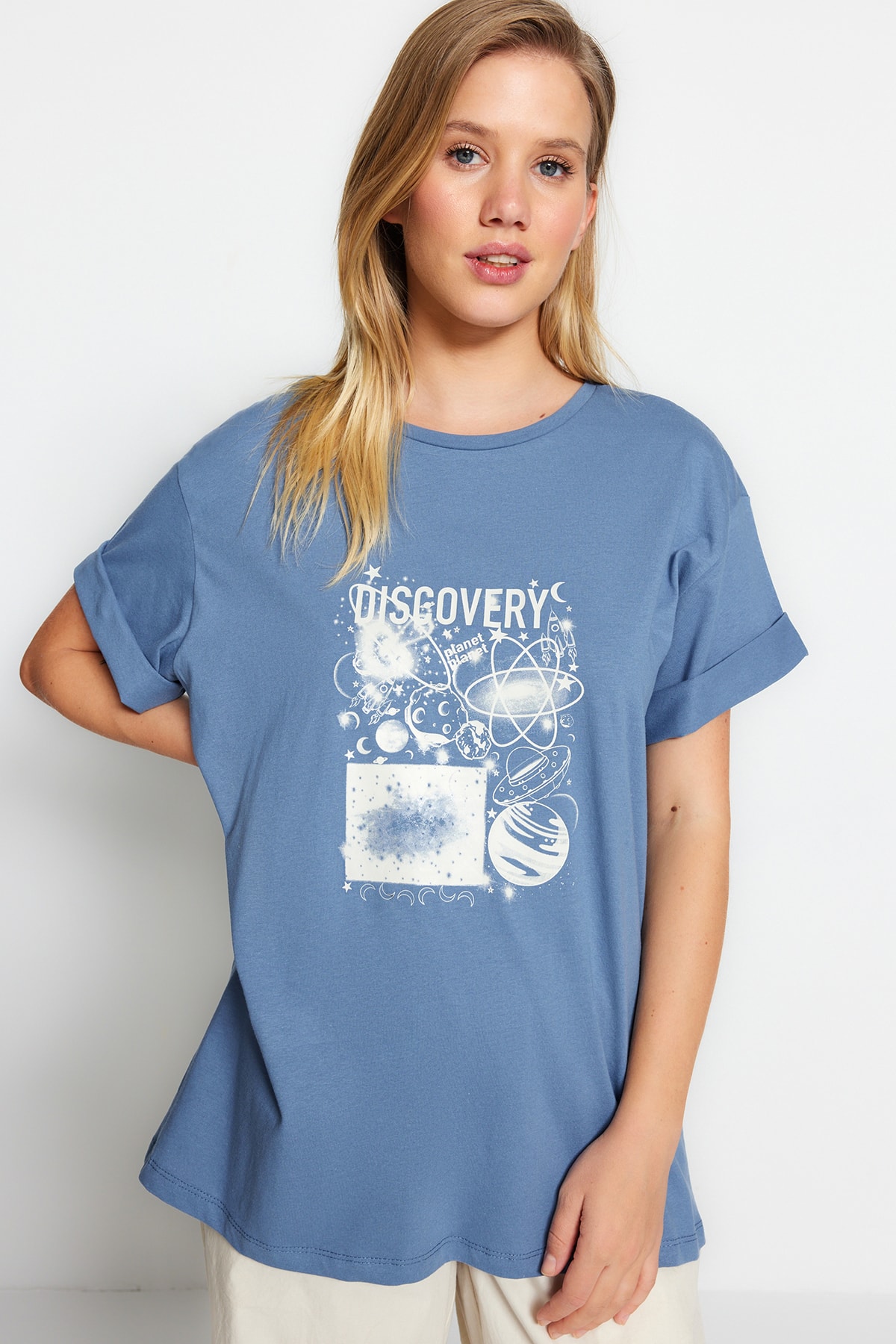 Trendyol Collection Indigofarbenes, Bedrucktes Boyfriend-/weitpass-strick-t-shirt Mit Rundhalsausschnitt Aus 100 % Baumwolle für Damen - XS