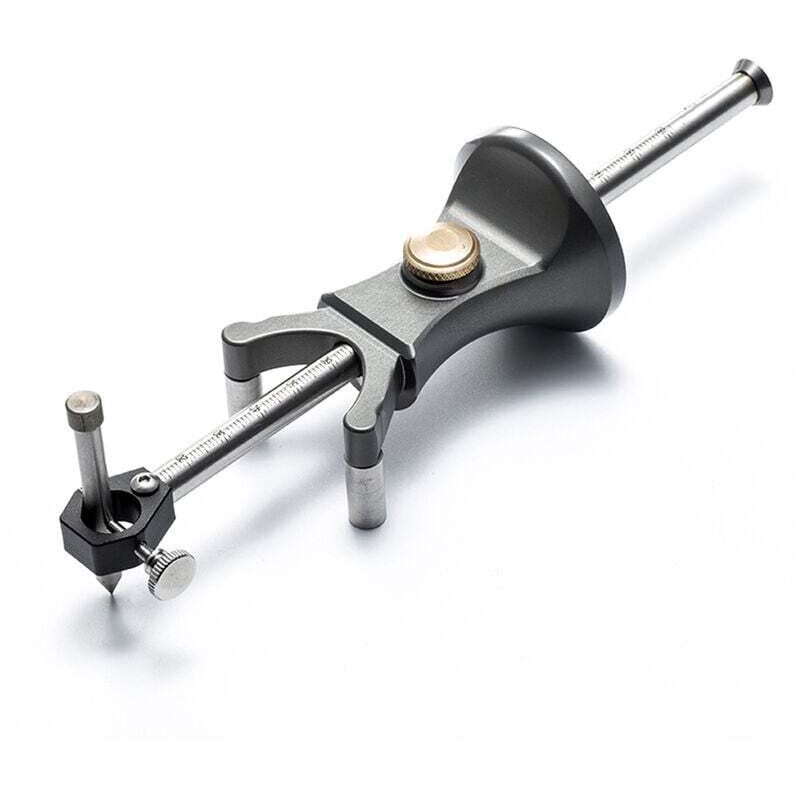 Anreißnadel für die Holzbearbeitung. Anreißnadel für gerade Linien mit einem multifunktionalen Bogen.