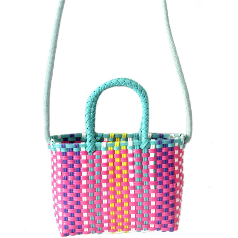 Bunte, gewebte Tasche mit Kunststoffgriff, klein und niedlich, trendige quadratische Tasche für den Sommerstrand, grün und rosarot.