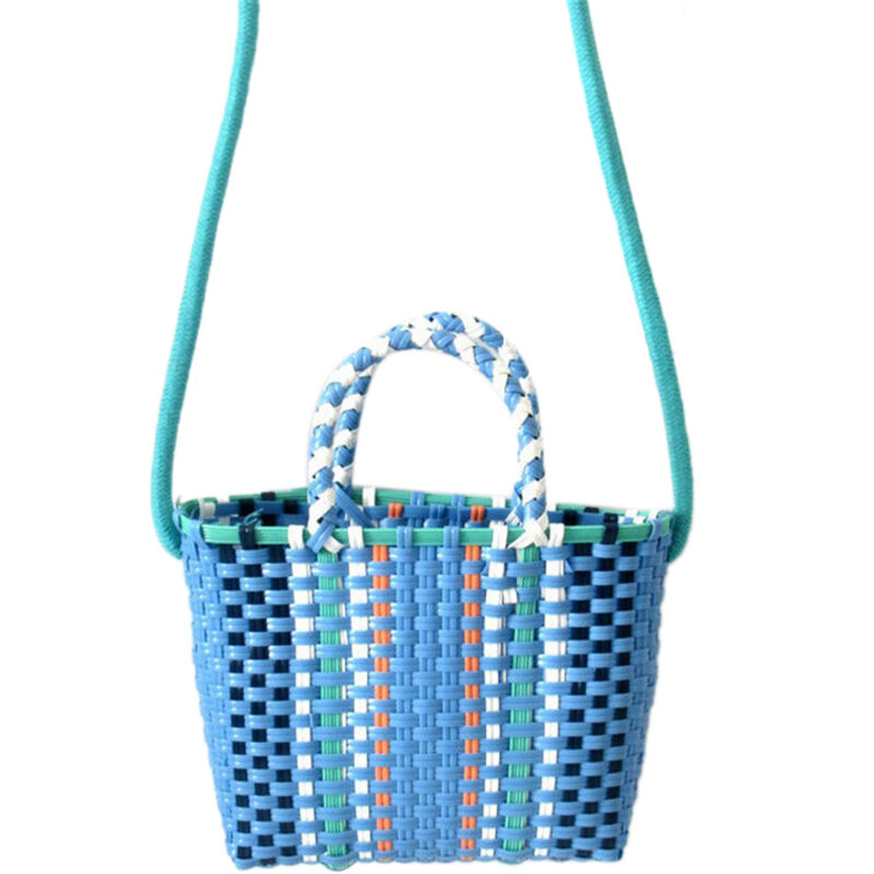 Gestreifte, gewebte Tasche mit Kunststoffgriff, süße und trendige kleine quadratische Tasche für Sommer und Strand, himmelblau
