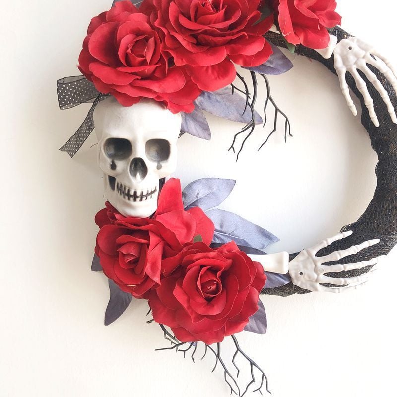 Halloween-Totenkopf-Girlande mit roten Rosen, Halloween-Türgirlande, rote Girlande, Dekoration für Veranda, Fenster, drinnen und draußen