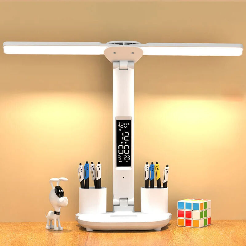 LED-Schreibtischlampe, USB-Tischleuchte mit zwei Leuchtenköpfen, dimmbarer Helligkeit, Stifthalter und Anzeige von Uhrzeit, Kalender und Temperatur.