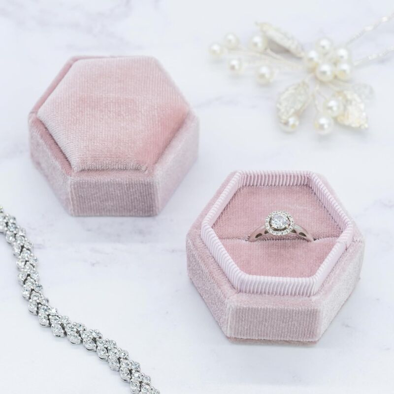 Ringbox aus rosafarbenem Samt – Elegante Schmuckschatulle – Für Verlobungsringe, Heiratsanträge, Geschenke – Präsentationsbox mit Schaumstoffeinlage