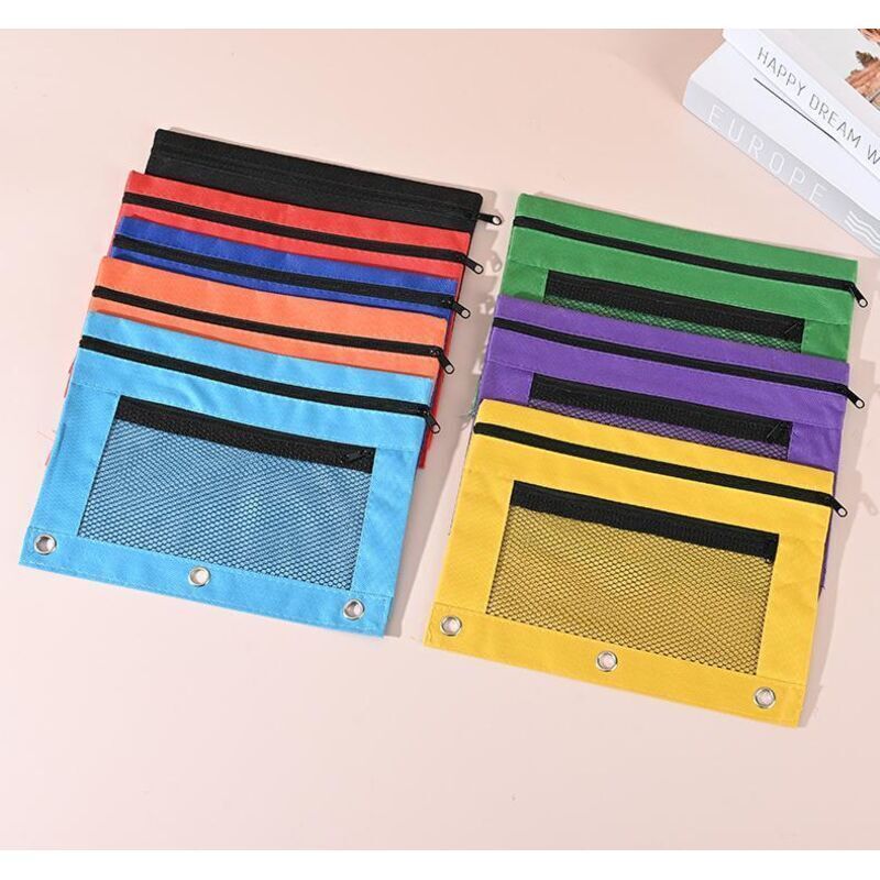 Sechs Federmäppchen in verschiedenen Farben – ein Schul-Federmäppchen mit zwei Reißverschlusstaschen und ein transparentes Netz-Federmäppchen.