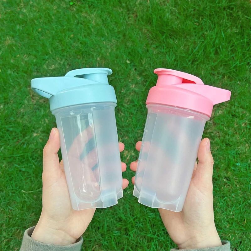 Shakerflasche, Protein-Shake-Becher und Shakerflasche mit Shakerkugel, Protein-Shakerflasche, Flaschenset, BPA-freier Kunststoff (blau + rosa (2