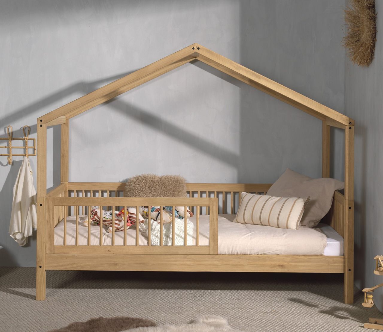 Hausbett Kinderbett 90x200 Rausfallschutz Lattenrost Spielbett Eiche massiv