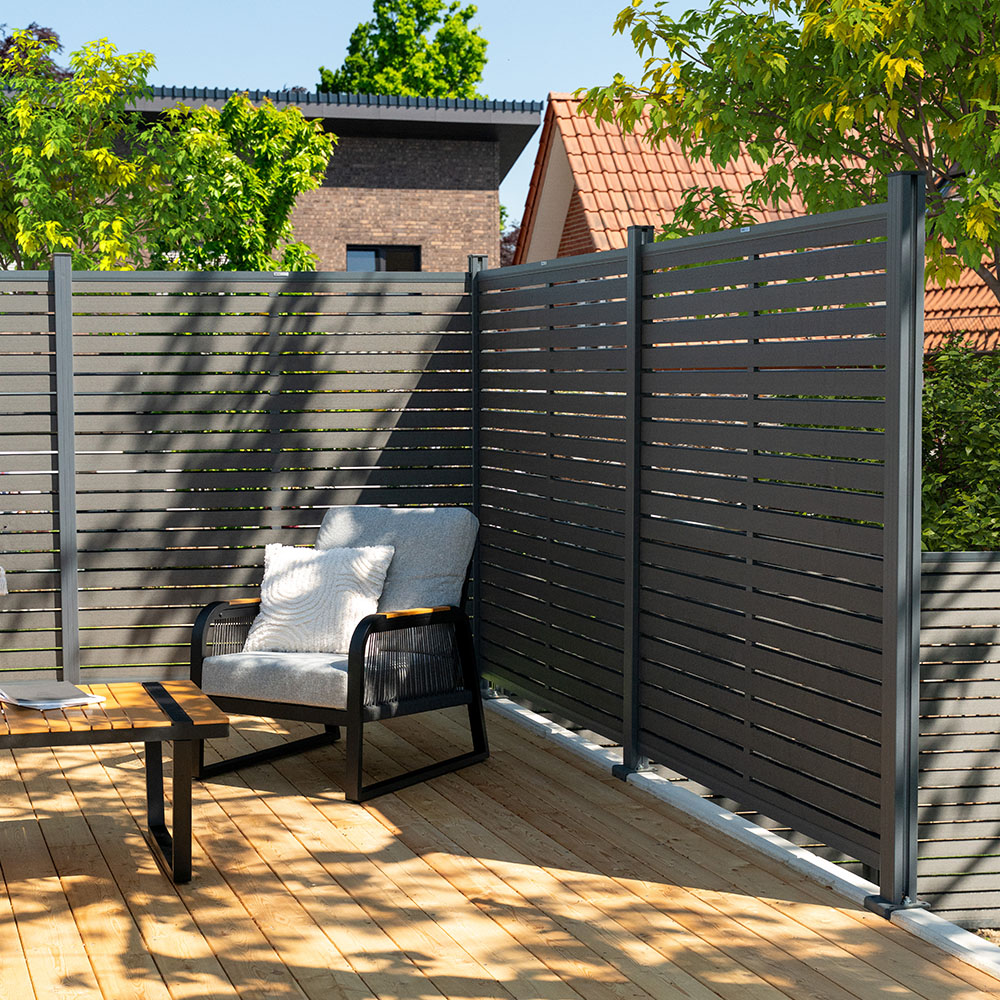 Home Deluxe Clôture pare-vue WPC ALIRA gris foncé - 1 x élément + 2 x poteaux