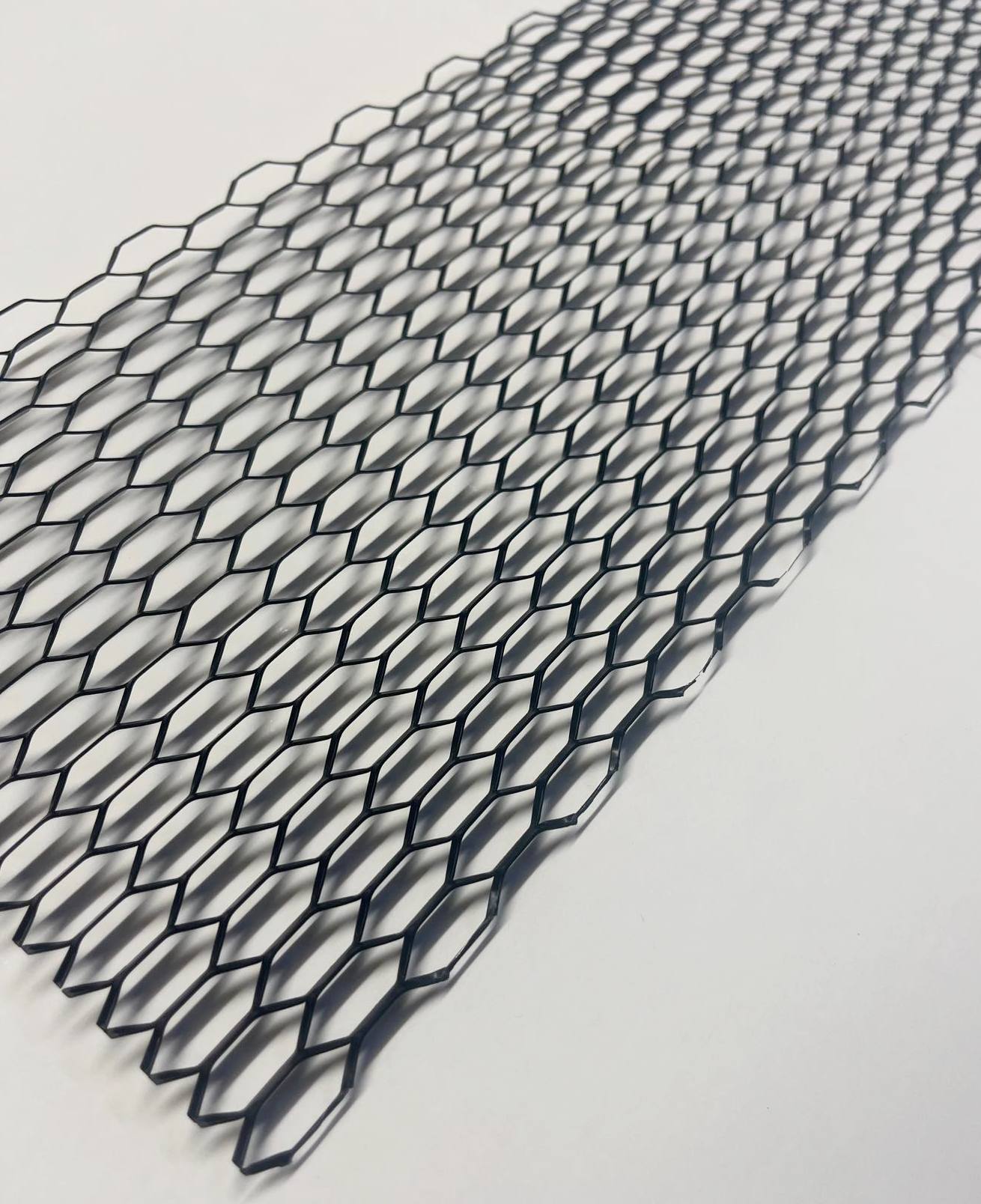 PREMIUM Universal Wabengitter / Racegitter für Ihr Fahrzeug in SCHWARZ 70 x 14,5 cm