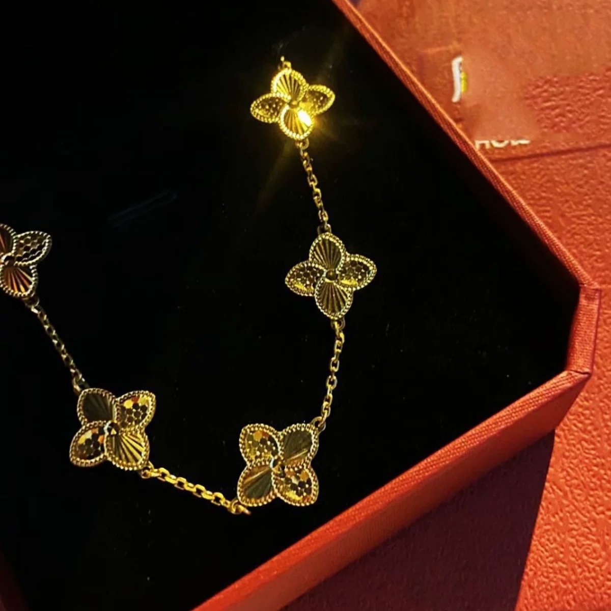 Gold Shop Same Style Seiko Crushed Ice Five-flower Four-leaf Clover Bracelet Women's Gold Color Niche Light Luxury Flash All-match Bracelet