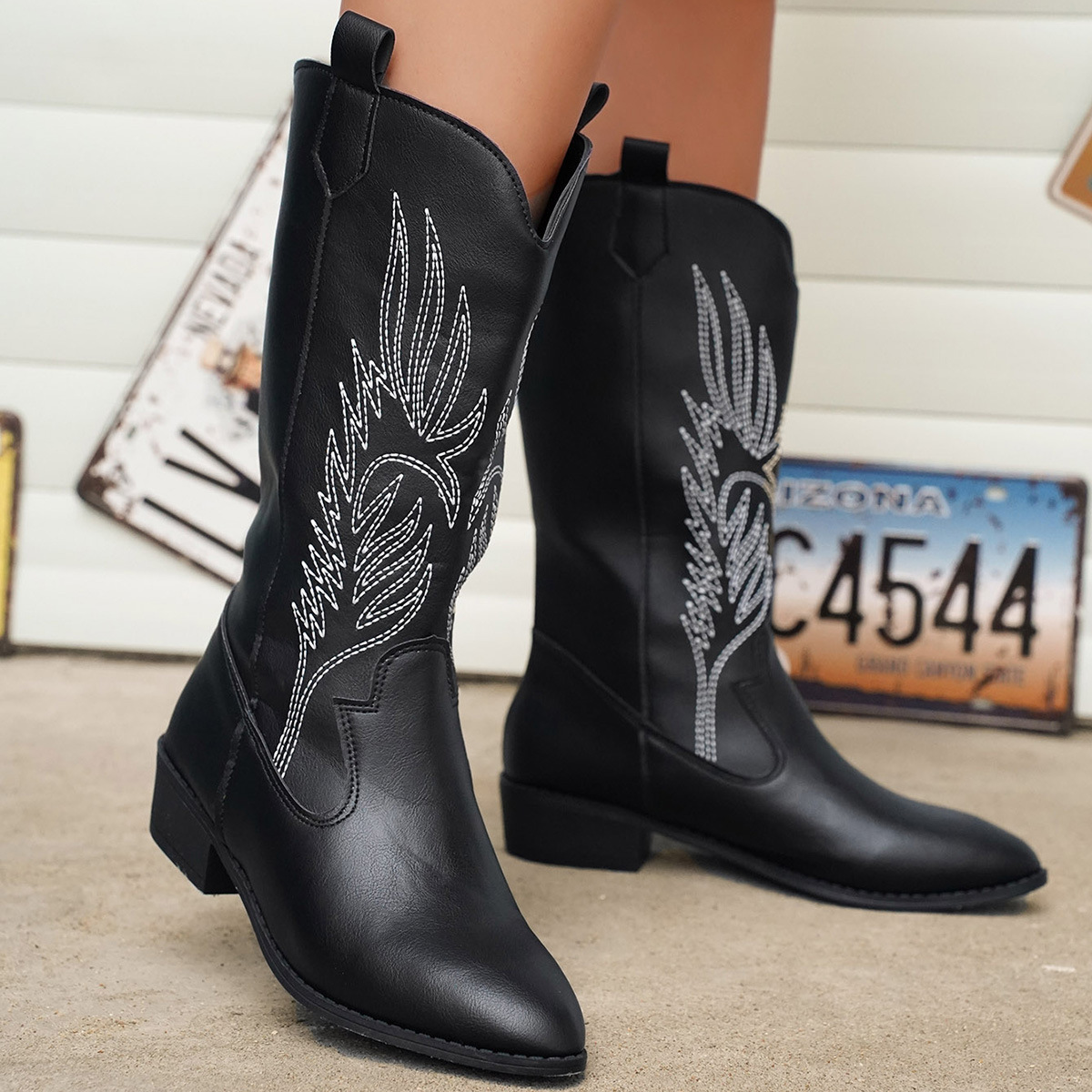 2023 New Western Cowboy Boots Vintage Martin Boots Women's Net Red Pointed Toe Chunky Heel Mid-calf Knight Women's Boots