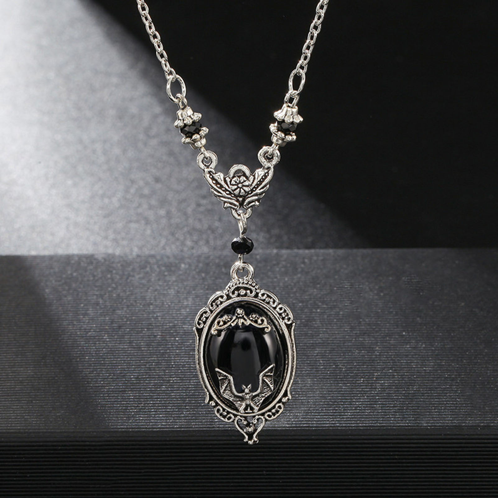 Qianbihe Vintage Pendant Necklace Exquisite Gothic Halloween Bat Necklace for Party-Black