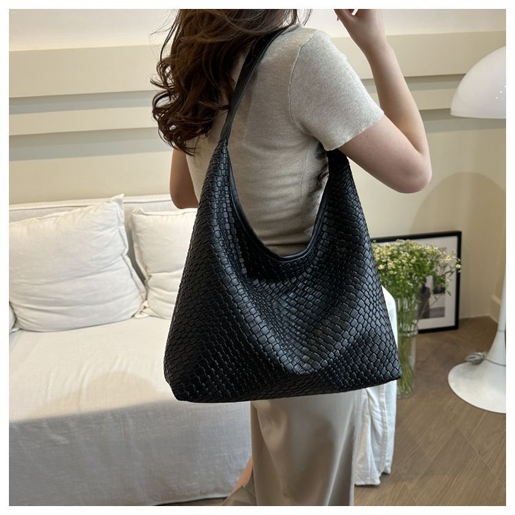 Leisure large capacity for women 2024 new trendy and versatile Western style shoulder bag, super hot water bucket bag