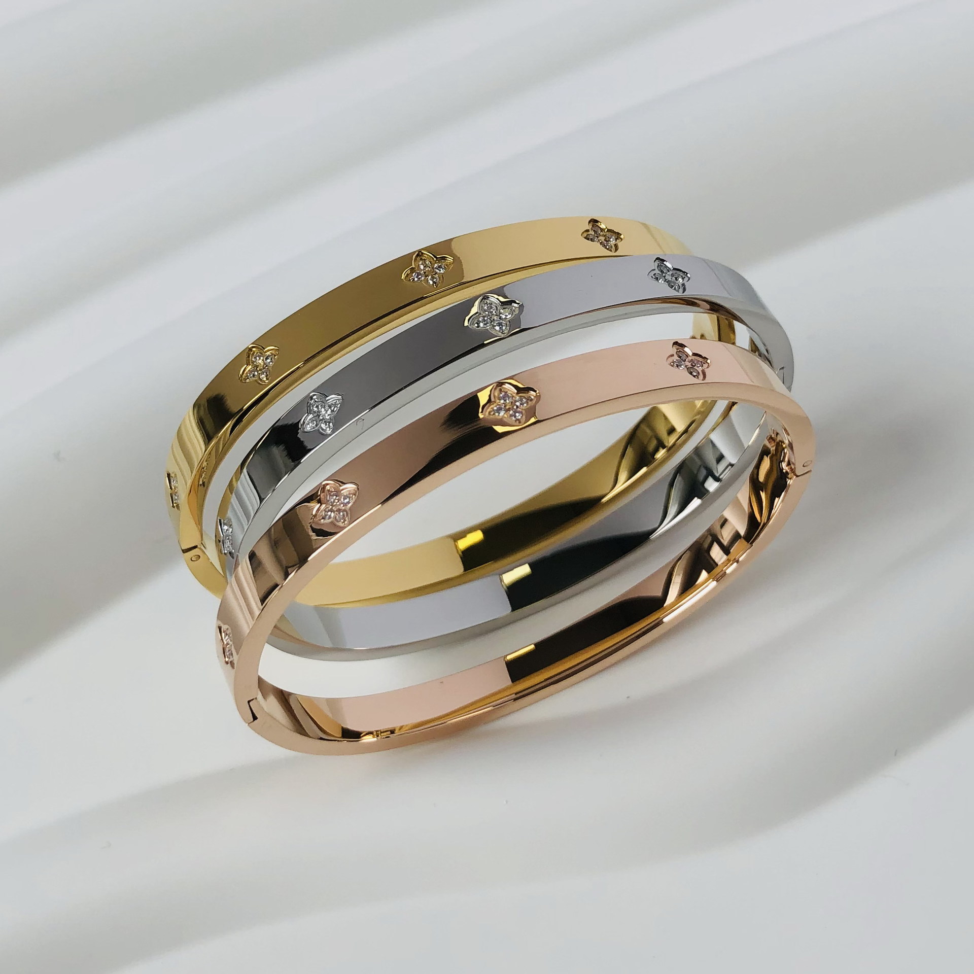 Designer style women's classic titanium steel inlaid zirconium four leaf clover ten flower bracelet with elegant temperament and design sense bracelet