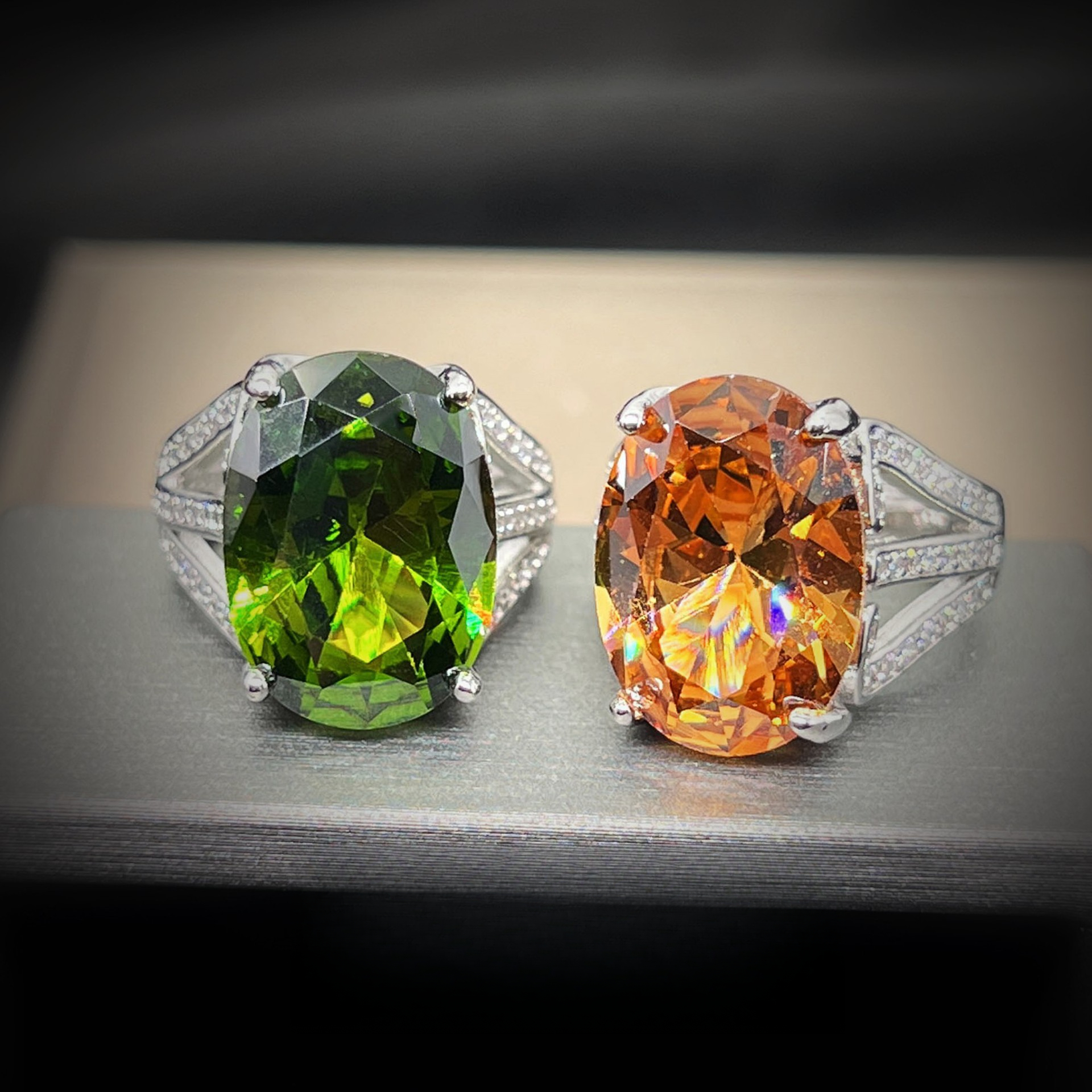 Fashion Luxury Ladies Ring Mint Emerald Ring Grand Carat Champagne Diamond Colored Treasure Ring Engagement Proposal Wedding Anniversary Ring