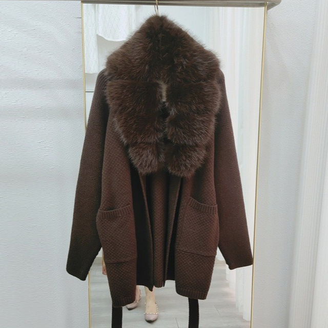 Damenbekleidung: Luxuriöse Strickjacke für Damen mit Kragen aus Kunstfuchspelz – weicher und warmer Pullovermantel mit offener Vorderseite für elegante Freizeitkleidung (Grau, Schwarz)