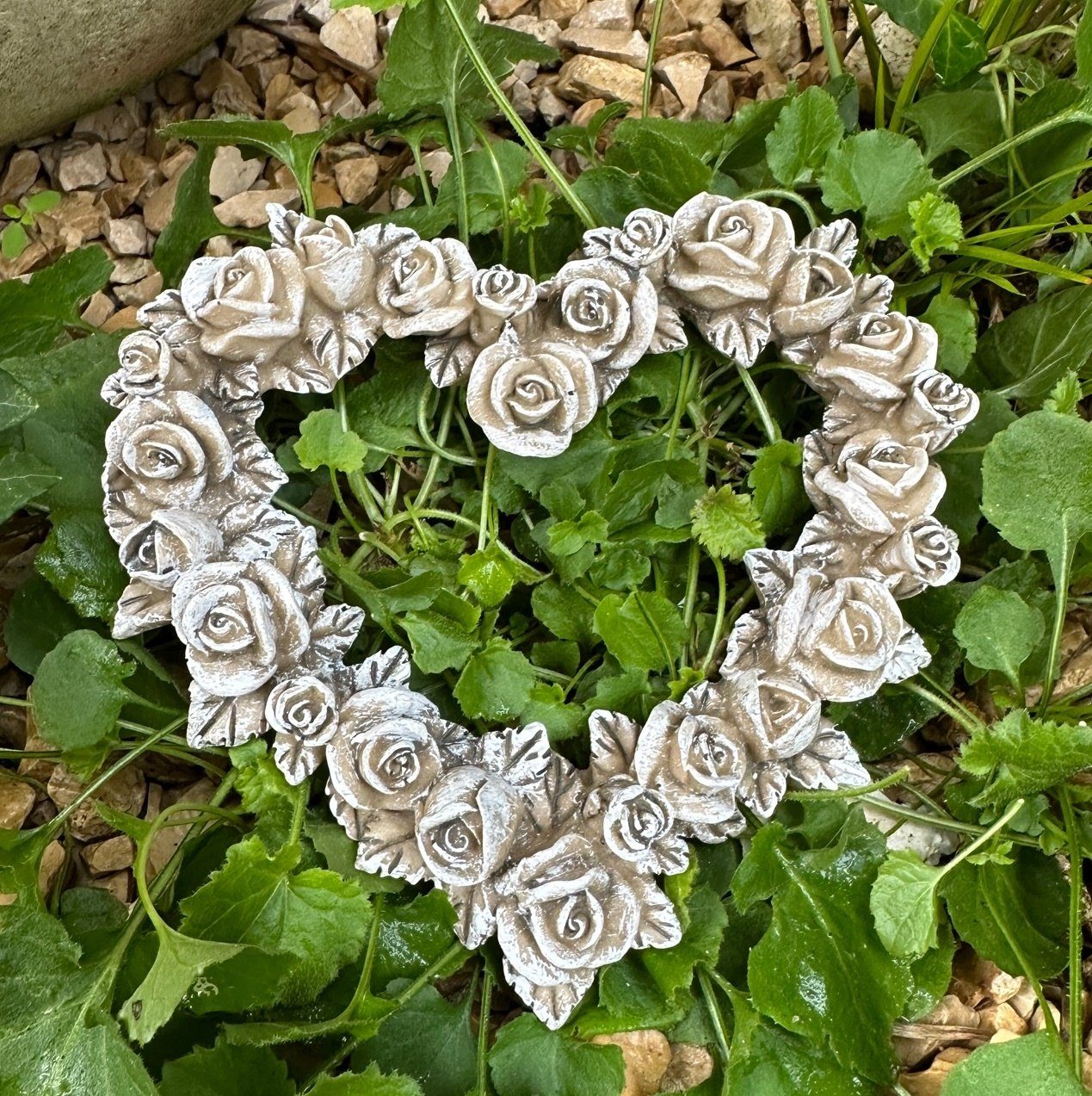 Radami Gartenfigur Grabschmuck Rosenblüten Rosenkranz Rosenherz