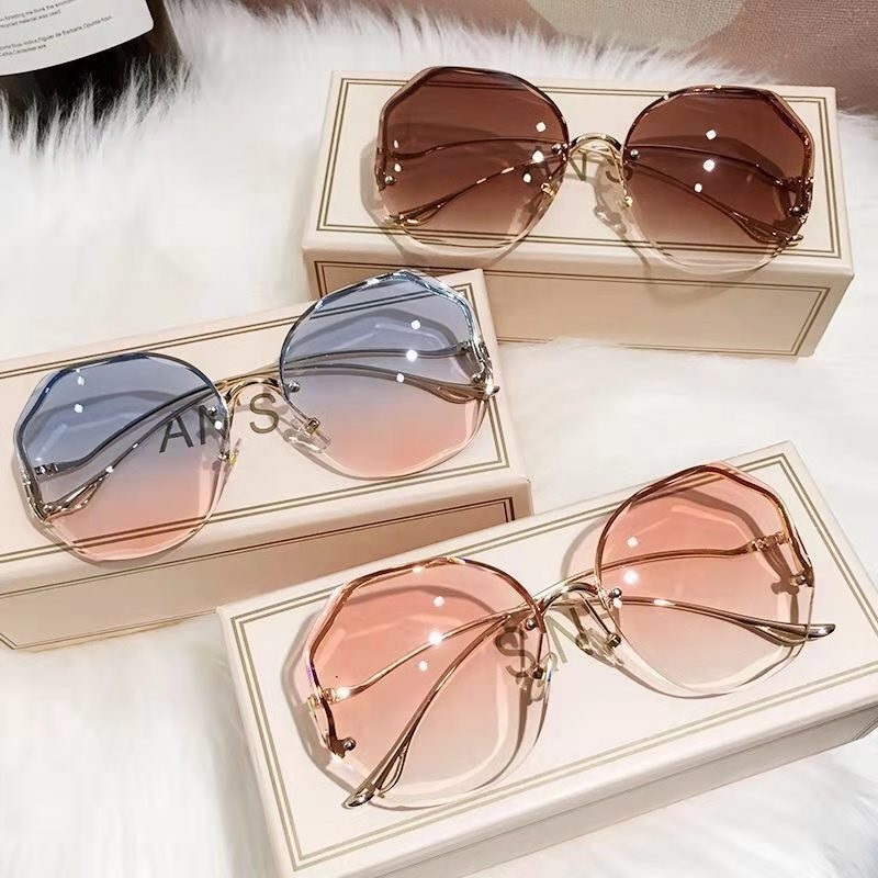 Mode Sonnenbrillen Frauen Metall Weibliche UV400 Vintage Damen Stilvolle Design Übergroße Quadratische Sonnenbrille Für Frauen
