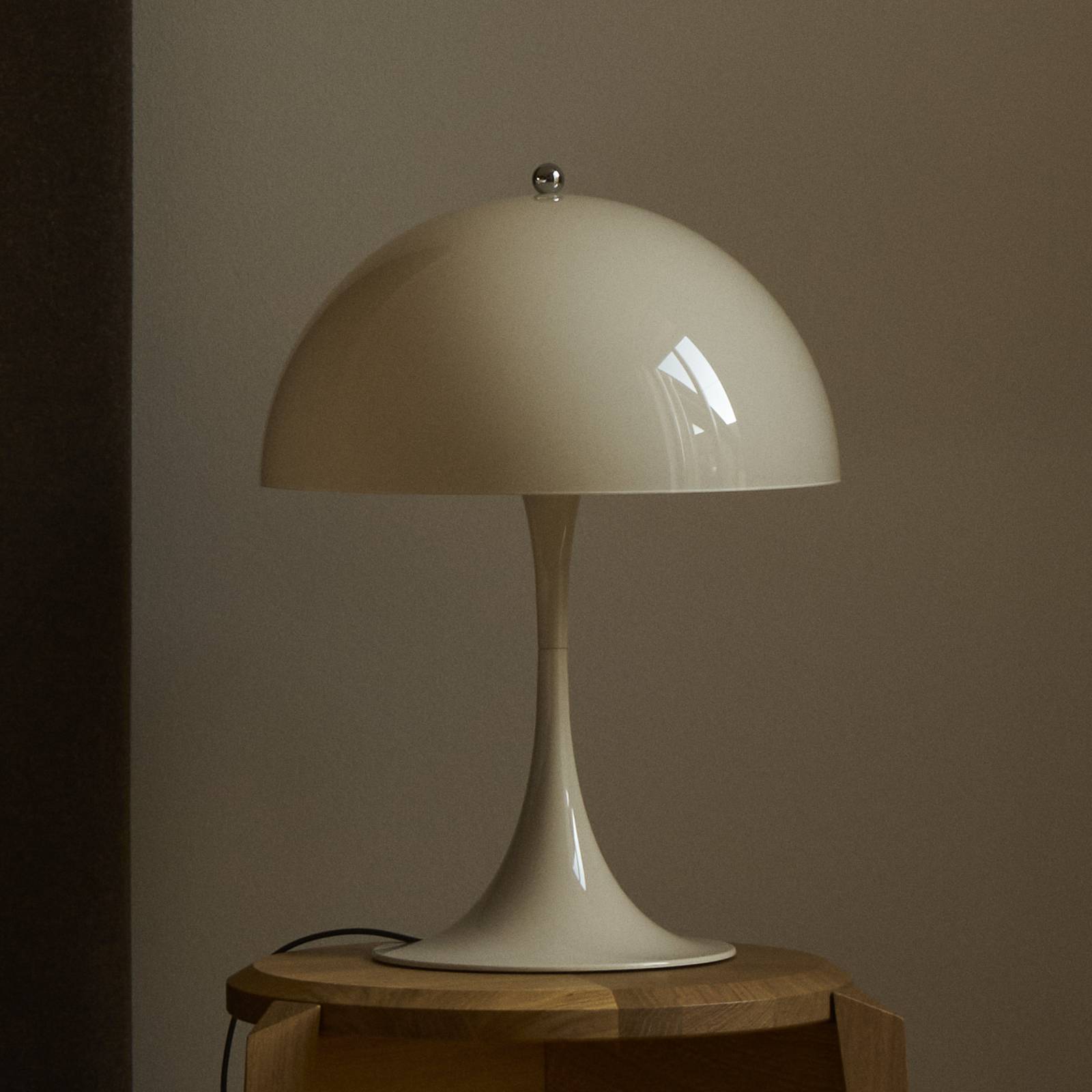 Louis Poulsen Tischlampe Panthella 320, beige, Ø 32 cm, E14