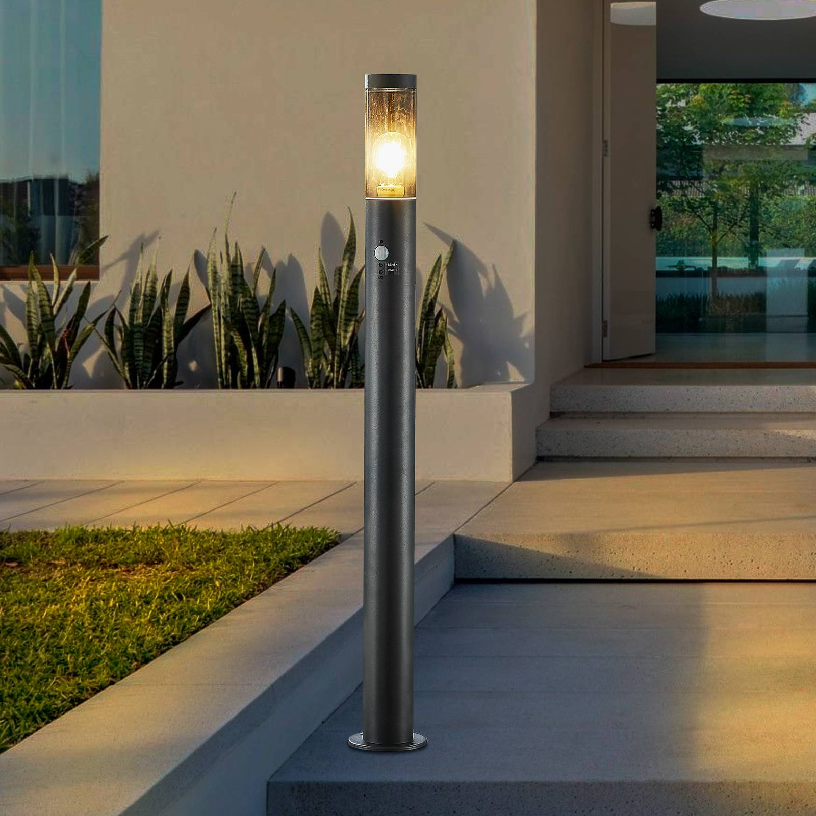 Lindby Wegelampe Statius, anthrazit, Eisen, Sensor