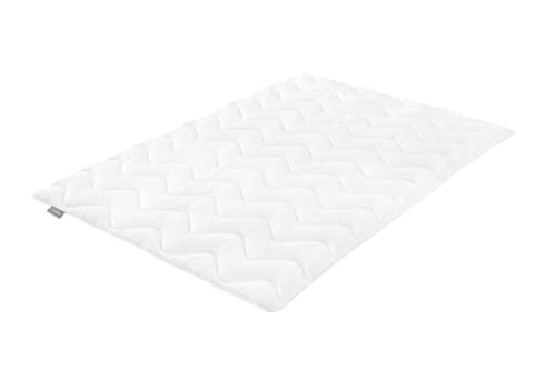 Traumnacht Ganzjahresdecke 135x200 cm, antiallergische Steppdecke, Bettdecke fürs ganze Jahr mit kuschelig weichem Microfaserbezug, Öko Tex zertifiziert, produziert nach deutschem Qualitätsstandard