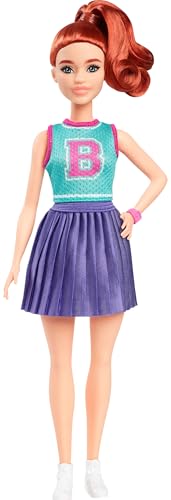 Barbie Fashionistas-Puppe Nr. 232 mit rotem Haar, sportlichem Jersey-Oberteil mit B-Aufdruck, violettem Faltenrock, Armbanduhr und Sneakern, HYT90