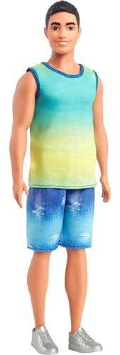 Barbie Fashionistas Ken-Puppe Nr. 236 mit schwarzen Haaren, einem blau-grünen Ombré-Tanktop, Jeans-Shorts und silberfarbenen Sneakern, HYV00