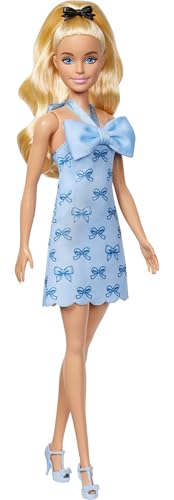 Barbie Fashionistas-Puppe Nr. 237 mit gewelltem, blondem Haar, das zu einem Zopf gebunden ist, und blauem Neckholderkleid mit Schleife, schwarzer Haarschleife und passenden blauen Absatzschuhen, HYT93