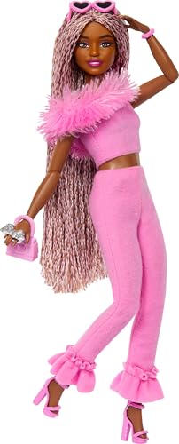 Barbie Deluxe Style-Puppe Nr. 4 mit Barbiecore-Outfit, rosa und braunen geflochtenen Zöpfchen, weichem rosafarbenem Oberteil mit pelzigem Kragen und passender Hose sowie Accessoires, HYV28
