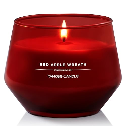 Yankee Candle Studio Duftkerze, Mittelgroße Kerze Red Apple Wreath, Lang brennende Kerzen: 35-50 Stunden, Stilvoll designtes Glas mit rotem Wachs, Perfekte Geschenke für Frauen, Geschenke für Mütter